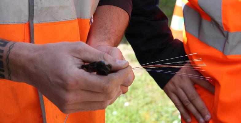 Main tenant une fibre optique